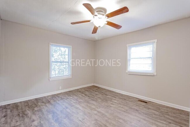 Building Photo - HOLIDAY SPECIAL! SIGN A LEASE BY NOVEMBER ...