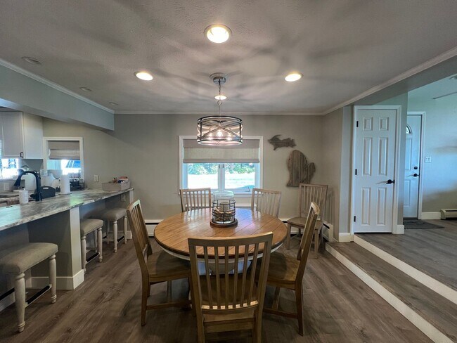 Building Photo - Cozy 4 Bedroom Home on Lakefront (Fully Furnished)