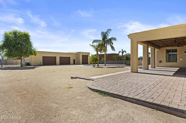 Building Photo - 2617 W Desert Hills Dr
