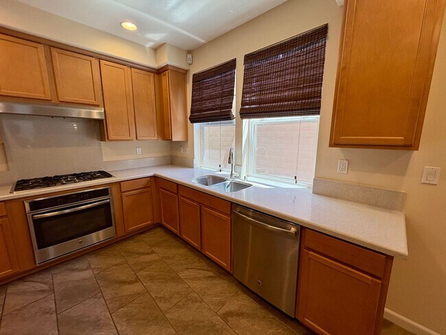 Building Photo - Spacious 4-Bedroom Townhouse