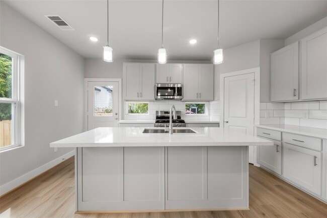 Building Photo - 1222 E 33rd St