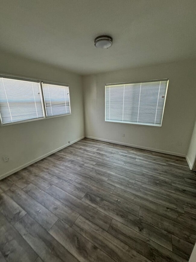 Building Photo - Cherokee Lane 1507-1509