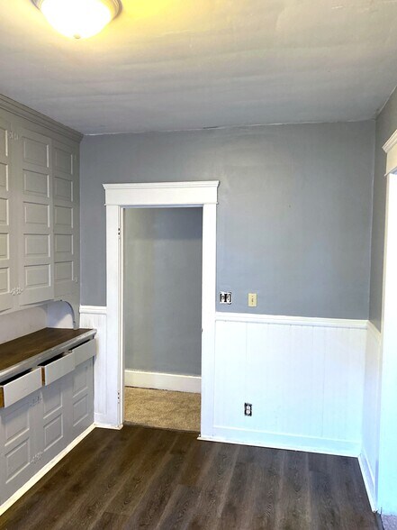 Building Photo - 916 W 9th St