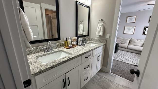 Building Photo - 537 Dexter Dr