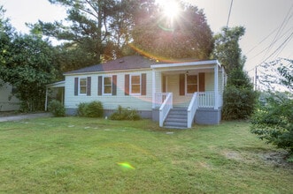 Building Photo - 2 BR House