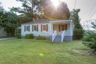 Building Photo - Charming House off Hawthorne Ave!