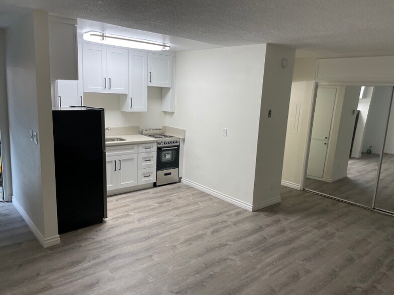 Building Photo - 13059 Oxnard St