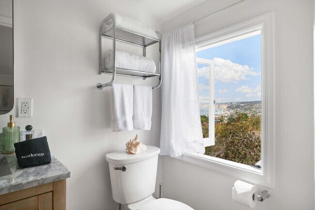 Building Photo - 1850 Castellana Rd