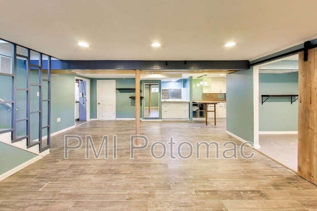 Building Photo - 1915 Henry Rd