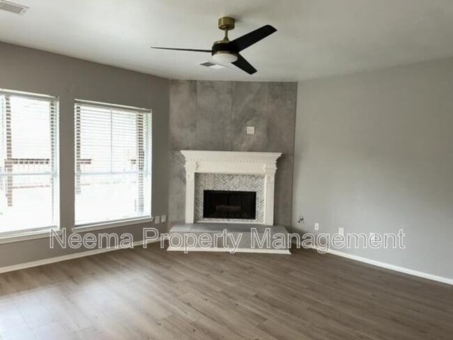 Building Photo - 3230 Vanity Dr
