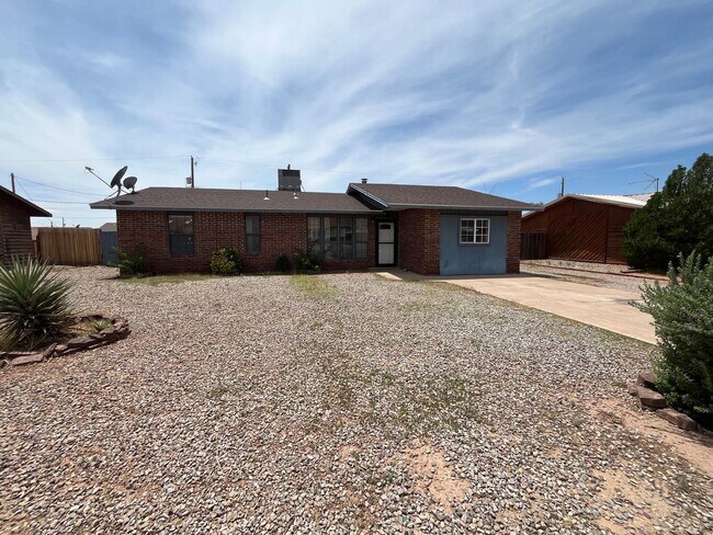 Building Photo - Conveniently located 3 Bedroom, 2 bath Home