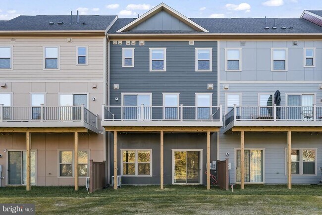 Building Photo - 6244 Folly Ln