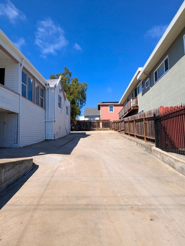 Building Photo - 4730 Melrose Ave