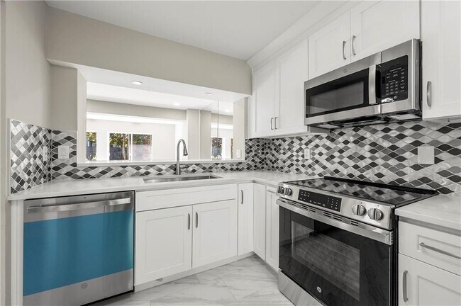 Building Photo - 1009 Riverbend Club Dr SE