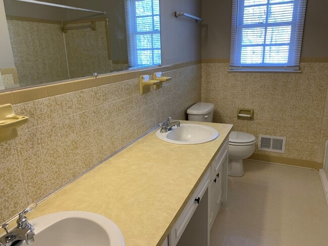 Building Photo - Split Level House in Campbell County School District