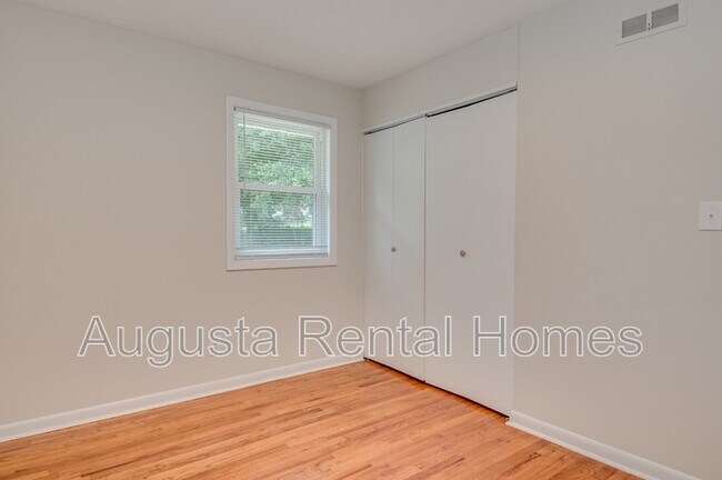 Building Photo - 1406 Ridgewood Dr