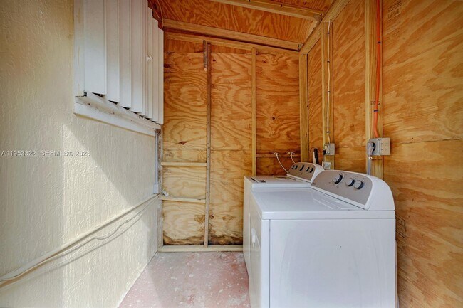 Building Photo - 17950 NW 6th Ct