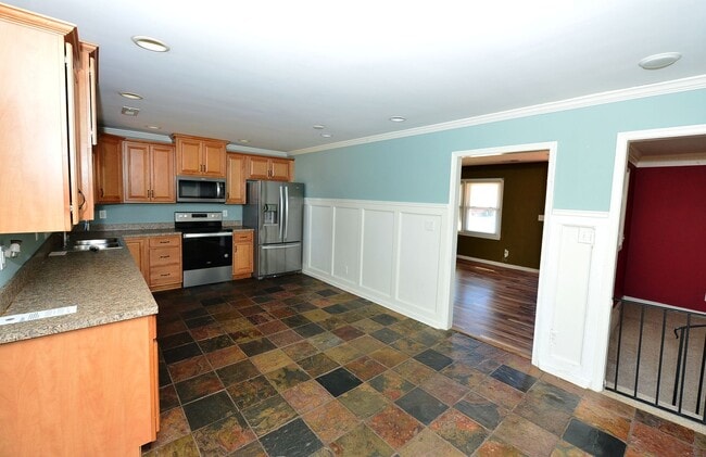 Building Photo - Nice Brick Ranch with Large yard!