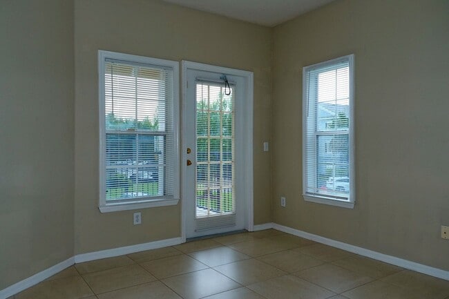 Building Photo - Beautiful 2 bed/2bath 2nd floor townhome i...