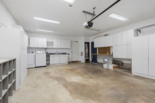 Building Photo - 3 Bedroom 2 Bathroom home available DECEMB...