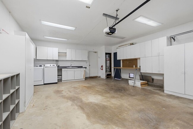 Building Photo - 3 Bedroom 2 Bathroom home available DECEMBER 5th