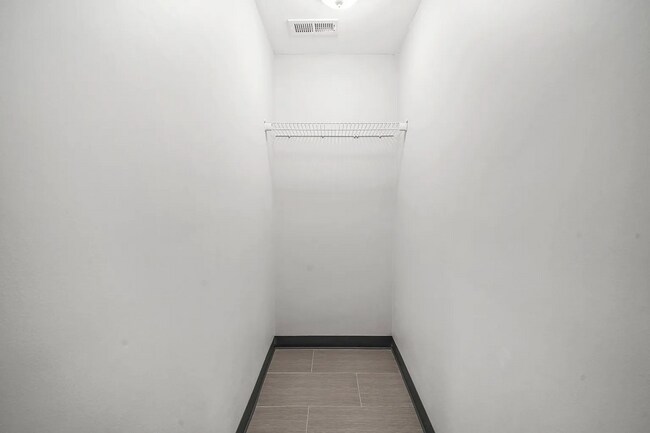 Building Photo - Spacious 2BR, 2BA Haven with Hardwood Elegance right across from Humboldt Park!