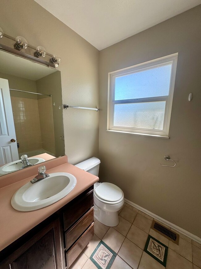 Building Photo - 4 Bedroom Home in Villa Loma-Available NOW