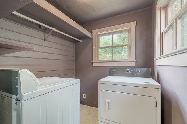 Building Photo - Home for Rent in Roseburg