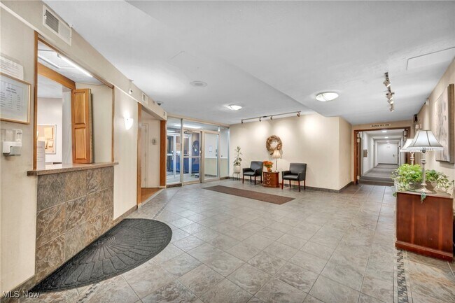 Building Photo - 11850 Edgewater Dr