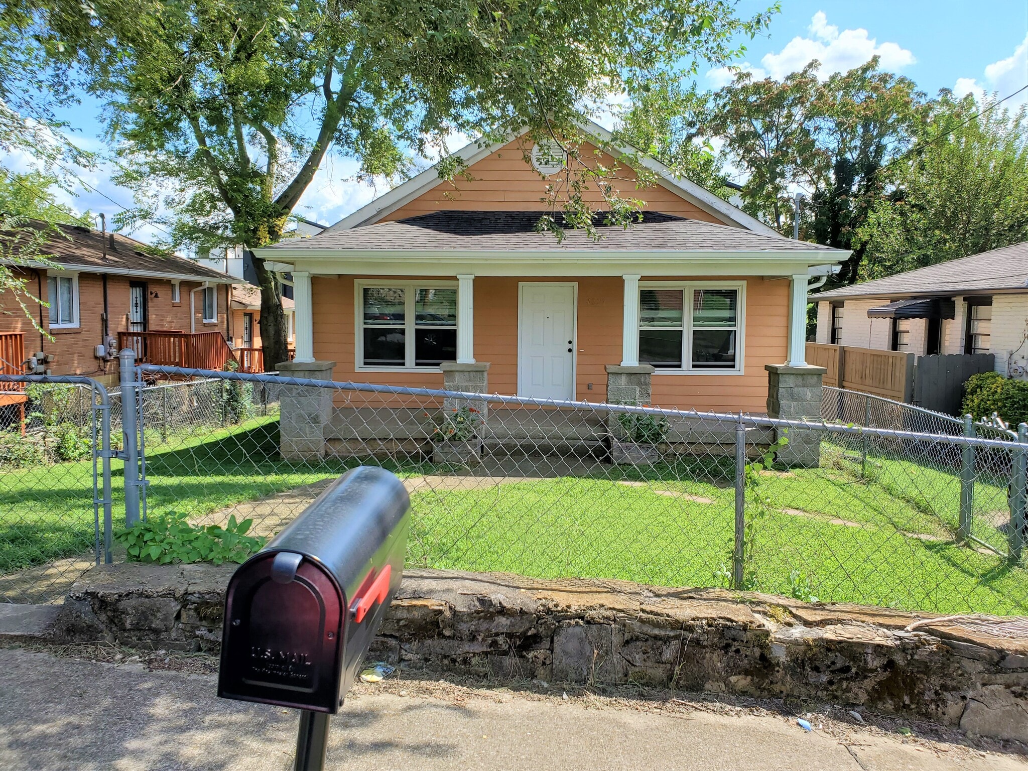 Fenced in front yard with street parking and a 1-car grassy parking spot. - 1025 Wade Ave