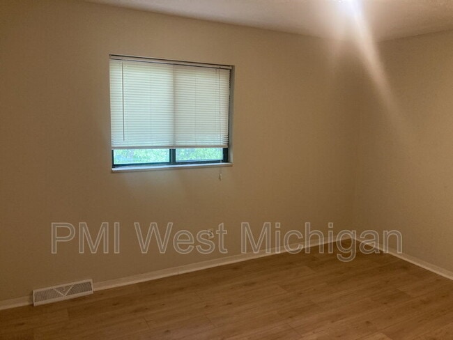 Building Photo - 6070 In the Pines Dr SE