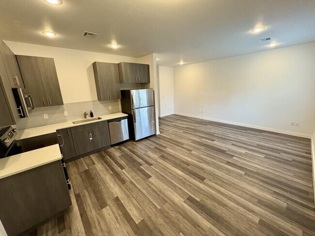 Building Photo - 628 N College St