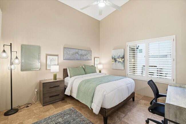 Building Photo - 1909 E Coral Tree Dr