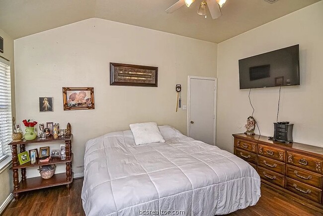 Building Photo - Newly Remodeled Unit!