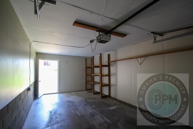 Building Photo - Discover this well-maintained 3-bedroom, 2-bath home in Omaha, NE