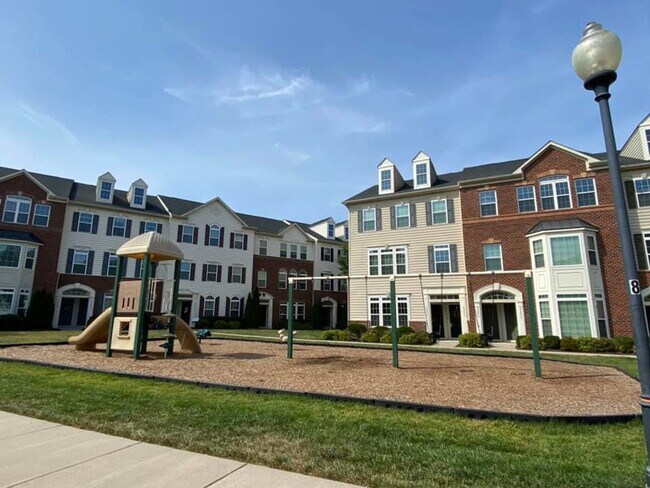 Building Photo - Immaculate & Stunning 3 Bedroom 2.5 Bathroom Brick, End-Unit Condo Style Townhome In Luxurious An...