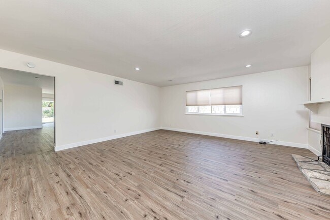 Building Photo - Spacious Single-Family Home with Yard!