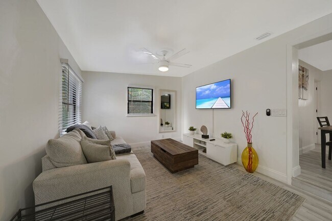 Building Photo - Furnished House in Hollywood Florida - Jun...