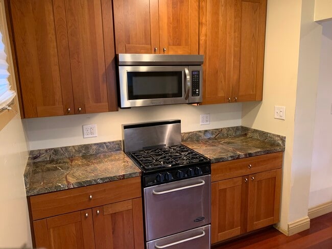 Building Photo - 307 6th Ave