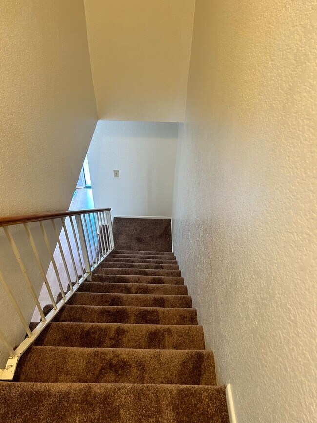 Building Photo - Beautiful 2b2.5b Condo in a great area of South Gardena features central AC, Fireplace, Washer/Dr...