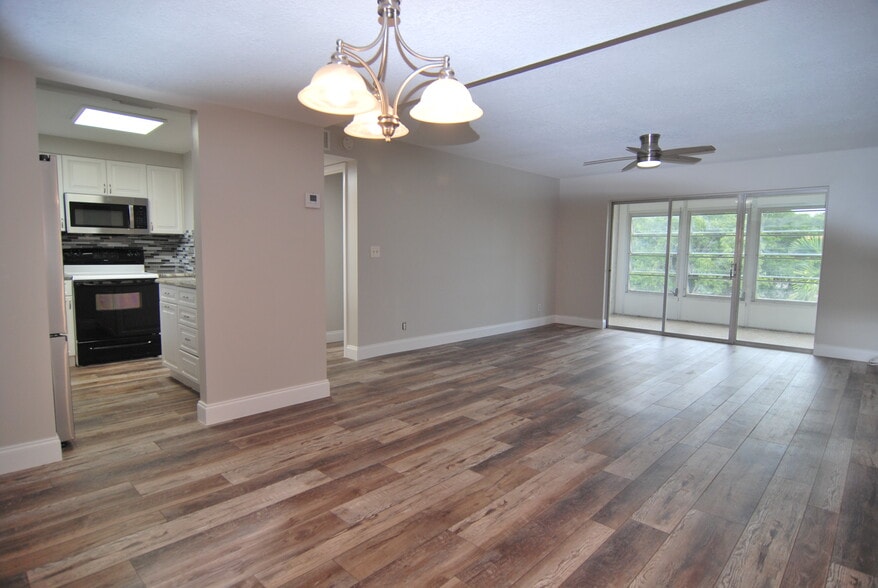 Living room - 729 Lori Dr