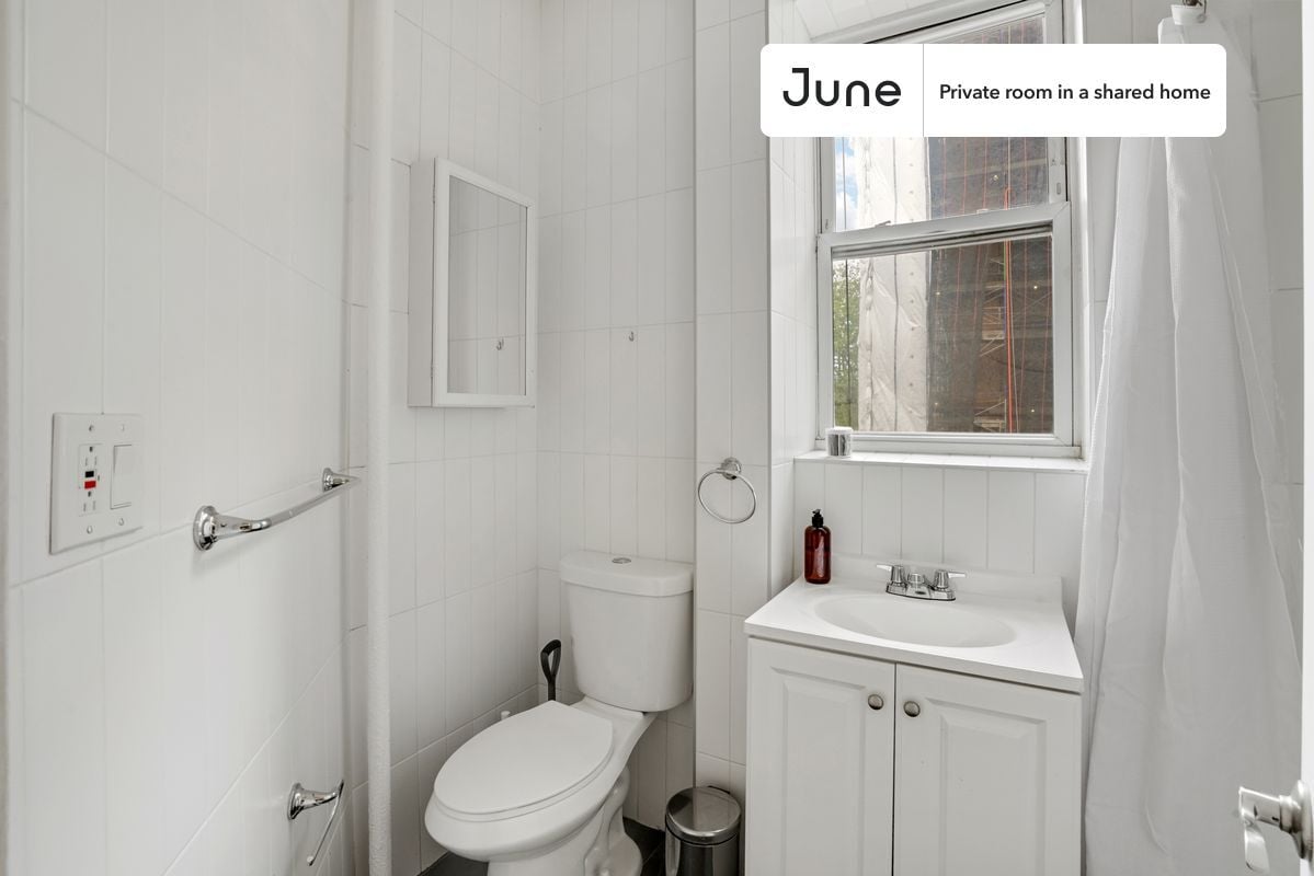 Building Photo - Room in Shared 4 bed/2 bath home