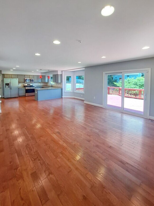 Building Photo - Amazing 4 Bedroom, 4 Bath SFH Corner Lot, ...