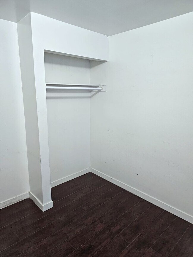 Building Photo - Nice Private Guy Room Downtown