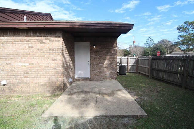 Building Photo - 2/1 Gulf Breeze Duplex! Pet friendly with ...