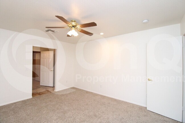 Building Photo - 5216 E Florian Ave