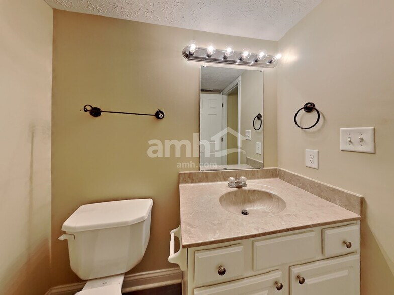 Building Photo - 10430 Wintergreen Way