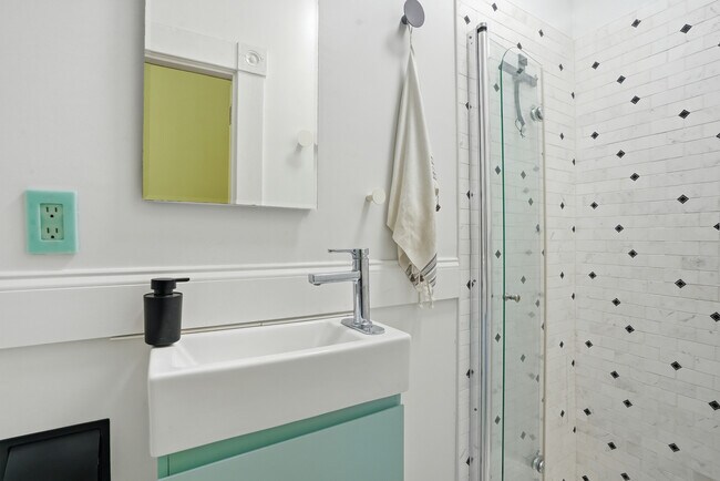 Building Photo - Savannah's Victorian Historic District