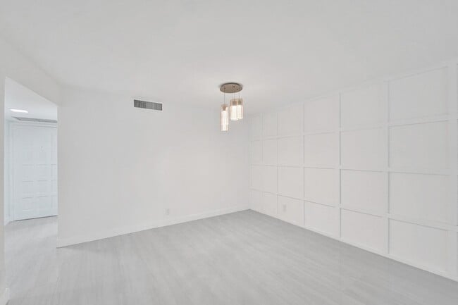 Building Photo - 3800 N Hills Dr