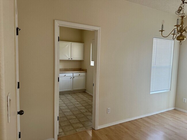 Building Photo - Beautiful Home in Gated Community w/pool